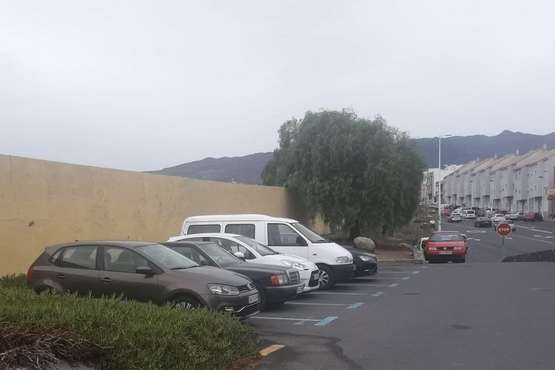 Nueva queja de usuarios del Consultorio de Las Longueras por la ocupación de las plazas del parquin por vecinos/TA.