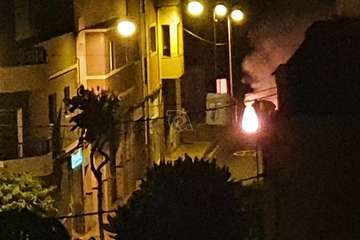 Los bomberos sofocan un incendio de contenedores en El Cascajo de Los Llanos de Telde/TA.