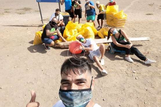 Un grupo de jóvenes limpia la playa de Jinámar/TA.