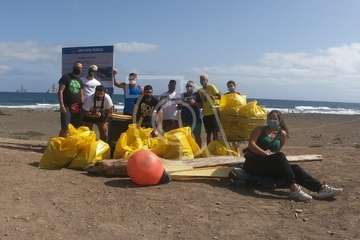 Un grupo de jóvenes limpia la playa de Jinámar/TA.