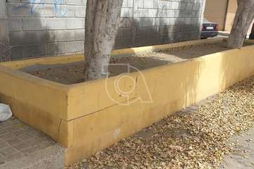 La calle del colegio de Marpequeña, un manto de hojas secas y suciedad/TA.