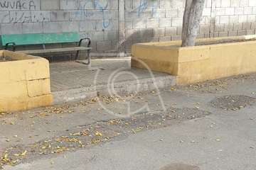 La limpieza llega a las puertas del colegio de Marpequeña/TA.