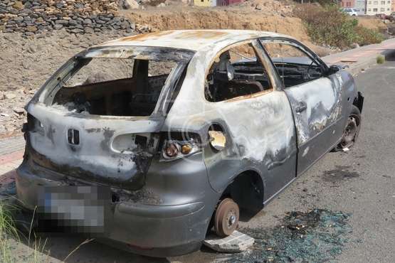 Desvalijado y quemado en una calle de la urbanización Picachos/TA.