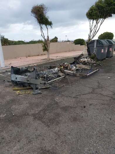 Los contenedores quedaron totalmente calcinados/TA.