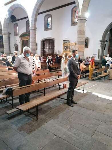 El alcalde Héctor Suárez, entre los feligreses que asistieron a la solemne eucaristía/TA.