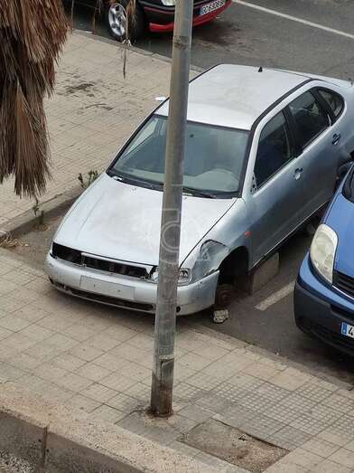 El coche está a la altura del número 5 de la calle de Fernando Sagaseta/TA.