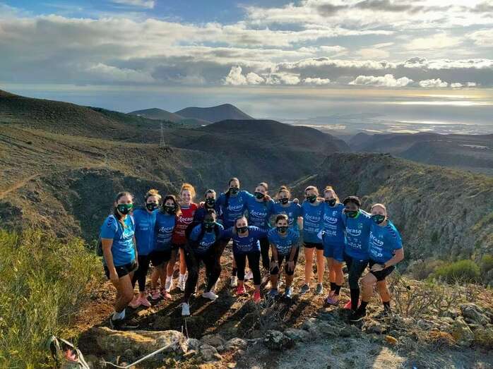 Jugadoras del Rocasa, en La Pasadilla tras realizar una carrera continua desde Cuatro Puertas/TA.