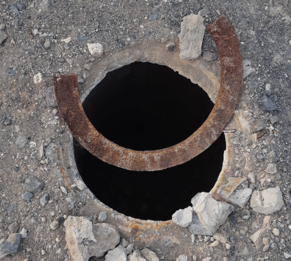 La arqueta está sin tapa y supone todo un peligro (Foto TA)