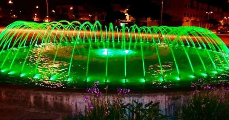 Los chorros de la fuente, iluminados de verde/TA.