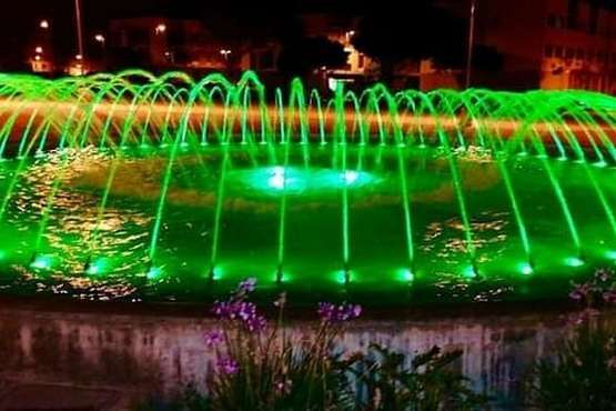 La fuente de La Vega se tiñe de verde esperanza por el cambio climático/TA.