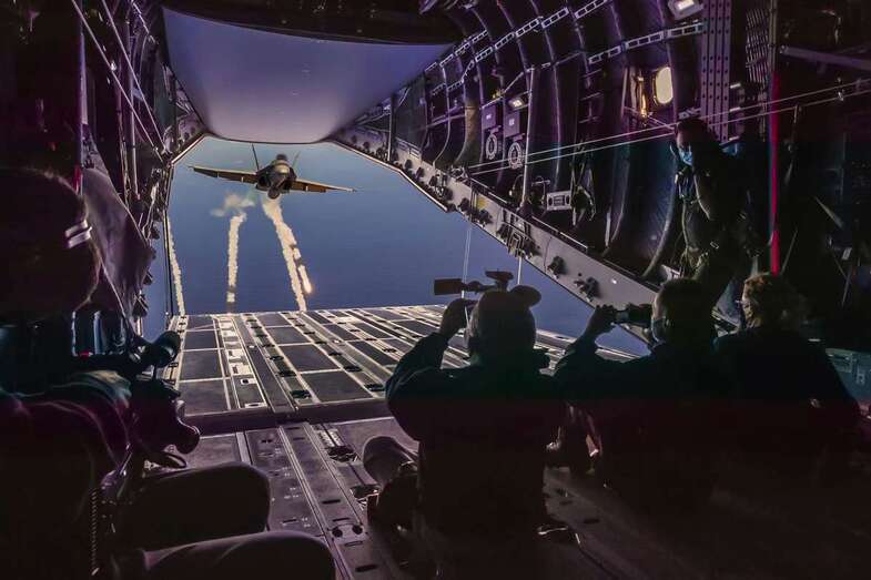 Imagen de uno de los ejercicios en vuelo desde un Airbus A-400M (Foto Antonio Rico)