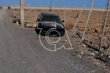 Una grúa deja en un camino de Ojos de Garza un coche sin motor ni ruedas delanteras/TA.