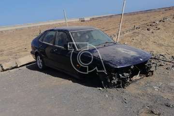 Una grúa deja en un camino de Ojos de Garza un coche sin motor ni ruedas delanteras/TA.