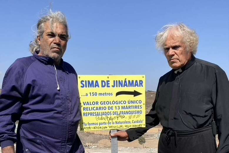 El sacerdote Fernando Báez y su amigo El guanche, juntos al cartel colocado/TA.