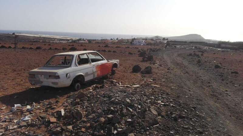 El vehículo ha sido abandonado en un terraplén al final de la calle Tarragona (Foto TA)