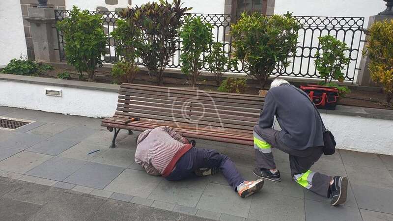 Operarios trabajando esta mañana en uno de los bancos de la plaza de San Juan/TA.