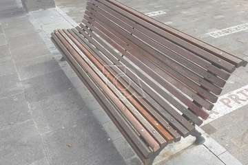  Servicios Municipales arregla los bancos estropeados de la plaza de San Juan/TA.