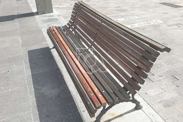  Servicios Municipales arregla los bancos estropeados de la plaza de San Juan/TA.