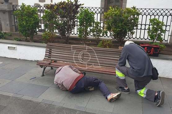  Servicios Municipales arregla los bancos estropeados de la plaza de San Juan/TA.