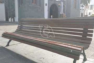  Servicios Municipales arregla los bancos estropeados de la plaza de San Juan/TA.