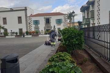  Servicios Municipales arregla los bancos estropeados de la plaza de San Juan/TA.