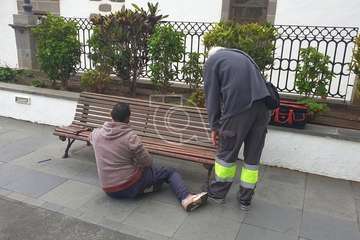  Servicios Municipales arregla los bancos estropeados de la plaza de San Juan/TA.