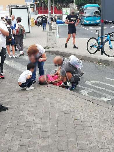 Momento en que el hombre es atendido por personas que transitaban por la zona/TA.