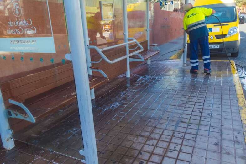 Trabajos de limpieza de la marquesina de la parada de guaguas de Melenara/Antonio Rico.