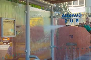 Limpieza a presión de la marquesina de Melenara/Antonio Rico.