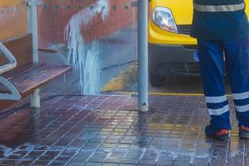 Limpieza a presión de la marquesina de Melenara/Antonio Rico.