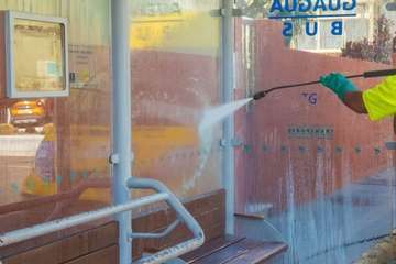 Limpieza a presión de la marquesina de Melenara/Antonio Rico.