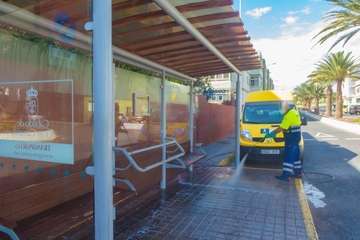 Limpieza a presión de la marquesina de Melenara/Antonio Rico.