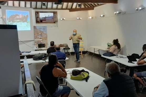 Dos ponentes imparten sus conocimientos en el Curso de Iniciación a la Arqueología en Telde/TA.