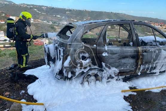Los bomberos emplean 3.500 litros de agua para sofocar el incendio de un coche en Telde/TA.