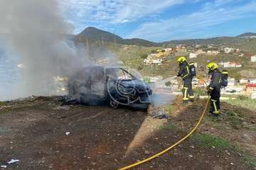 Los bomberos emplean 3.500 litros de agua para sofocar el incendio de un coche en Telde/TA.