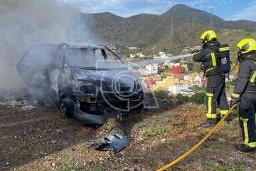 Los bomberos emplean 3.500 litros de agua para sofocar el incendio de un coche en Telde/TA.