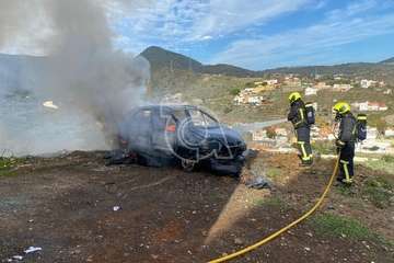 Los bomberos emplean 3.500 litros de agua para sofocar el incendio de un coche en Telde/TA.