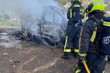 Los bomberos emplean 3.500 litros de agua para sofocar el incendio de un coche en Telde/TA.