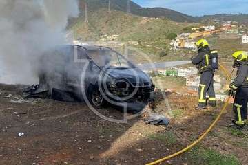 Los bomberos emplean 3.500 litros de agua para sofocar el incendio de un coche en Telde/TA.