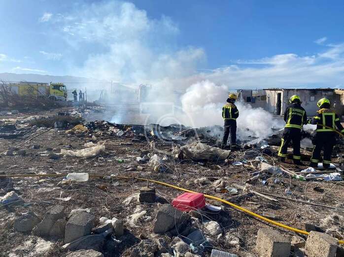 Bomberos del parque zonal de Telde sofocan el incendio/TA.