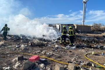 Un incendio calcina basura en un solar de Salinetas/TA.