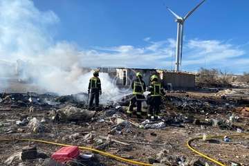Un incendio calcina basura en un solar de Salinetas/TA.