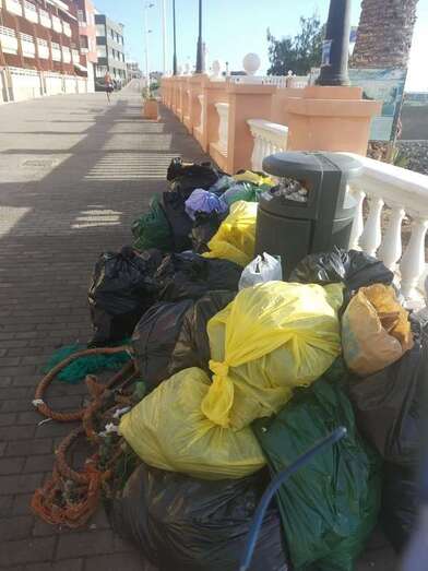 Bolsas de basura depositadas sobre el paseo peatonal de Taliarte/TA.