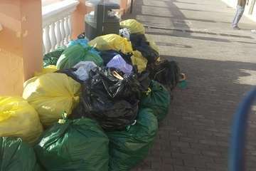  Bolsas de basura en el paseo de Taliarte tras una limpieza/TA.