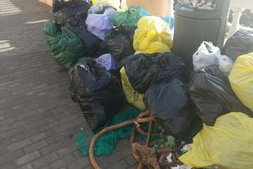  Bolsas de basura en el paseo de Taliarte tras una limpieza/TA.