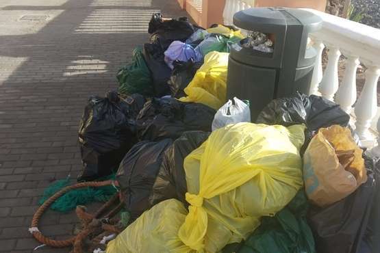  Bolsas de basura en el paseo de Taliarte tras una limpieza/TA.