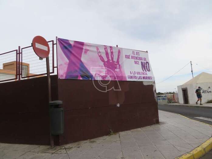 Pancarta desplegada por el IES José Arencibia Gil/TA.