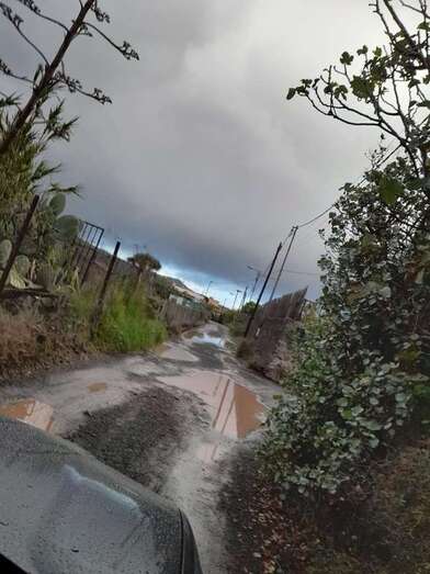 Grandes charcos de agua en el camino de Piletas, en Montaña Las Palmas/TA.