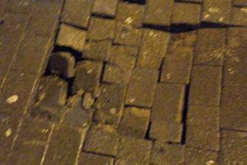 Desperfectos del adoquinado de la calle de Cervantes/TA.