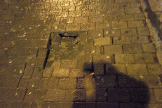 Desperfectos del adoquinado de la calle de Cervantes/TA.